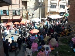 Les habitants de la zone du Gran Poder de La Paz regardent défilé les groupes le lendemain de la parade officielle